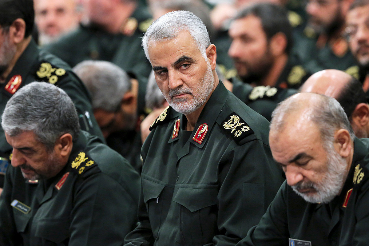 Qassem Soleimani, en elcentro, asiste a una reunión con el Líder Supremo, Ayatolá Alí Jamenei, y los comandantes de la Guardia Revolucionaria en Teherán, 2016.