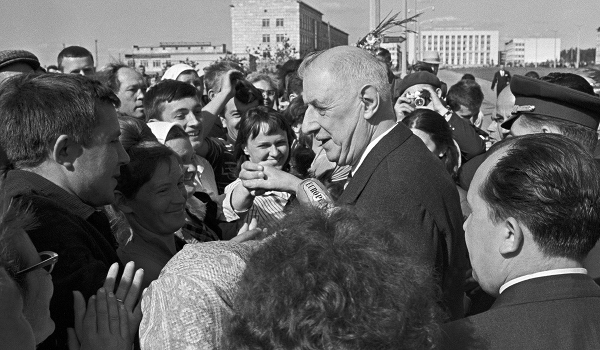 Charles de Gaulle s'entretient avec les habitants d'Akademgorodok, 1966
