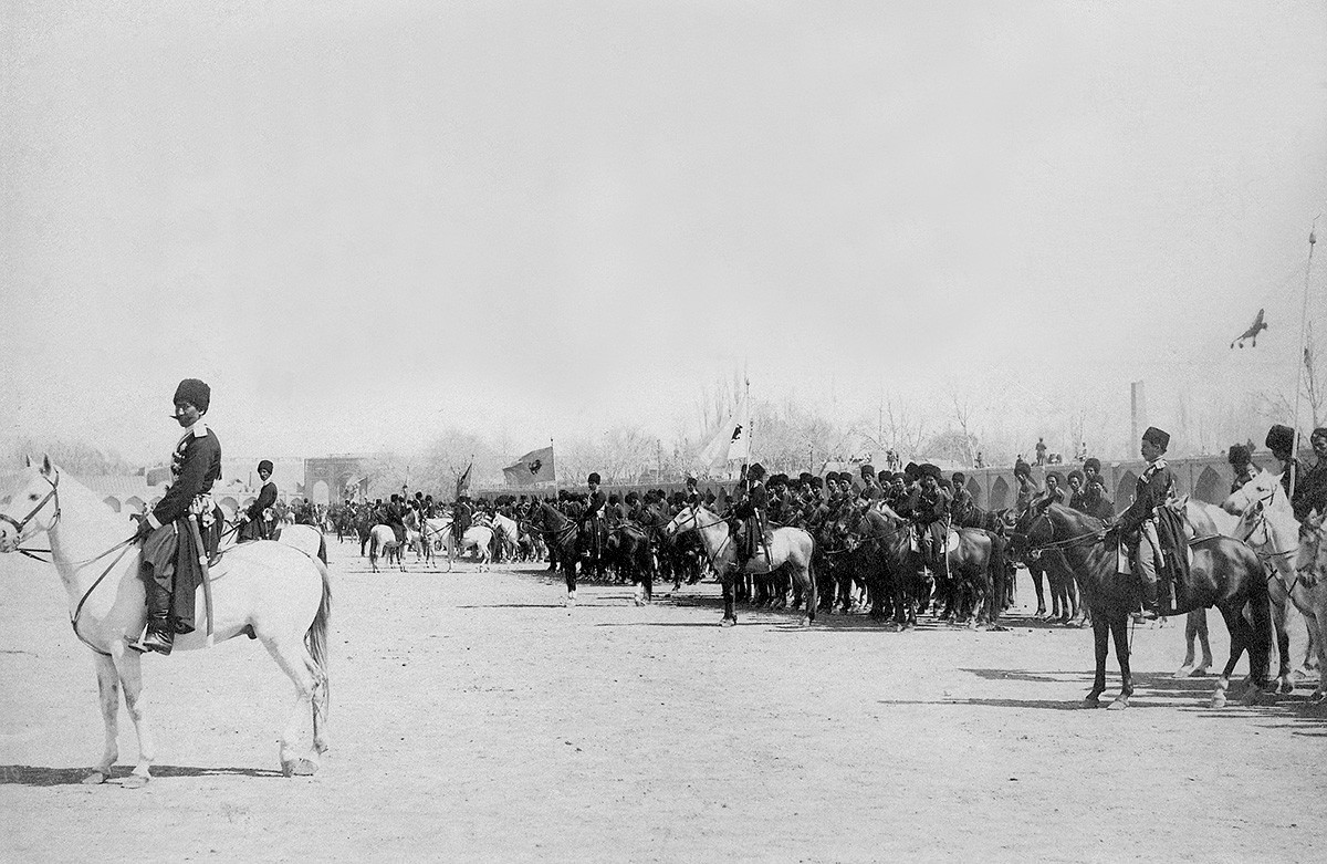 Perzijska vojska, 1907. Odjeljenje Perzijske kozačke brigade na paradi.