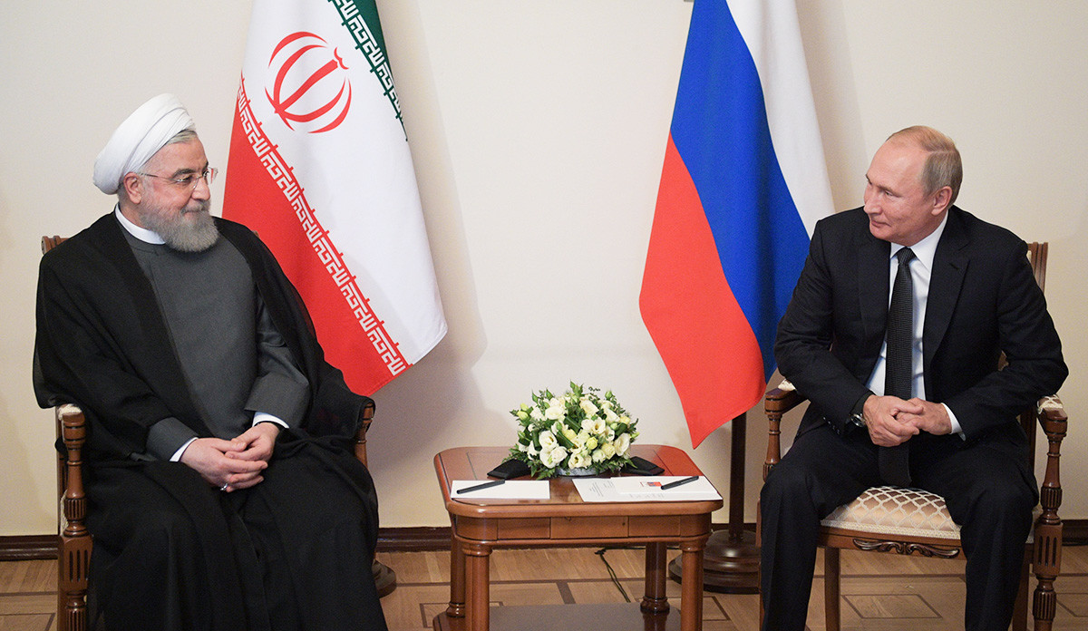 Presiden Rusia Vladimir Putin berbicara dengan Presiden Iran Hassan Rouhani dalam pertemuan Dewan Ekonomi Tertinggi Eurasia di Yerevan pada 1 Oktober 2019.