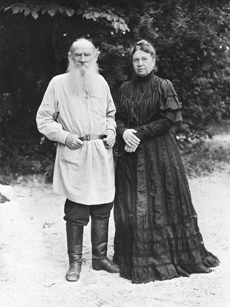 Гроф Лав Толстој (1828-1910), руски писац и филозоф, у свом врту са женом Софијом, око 1906. године.
