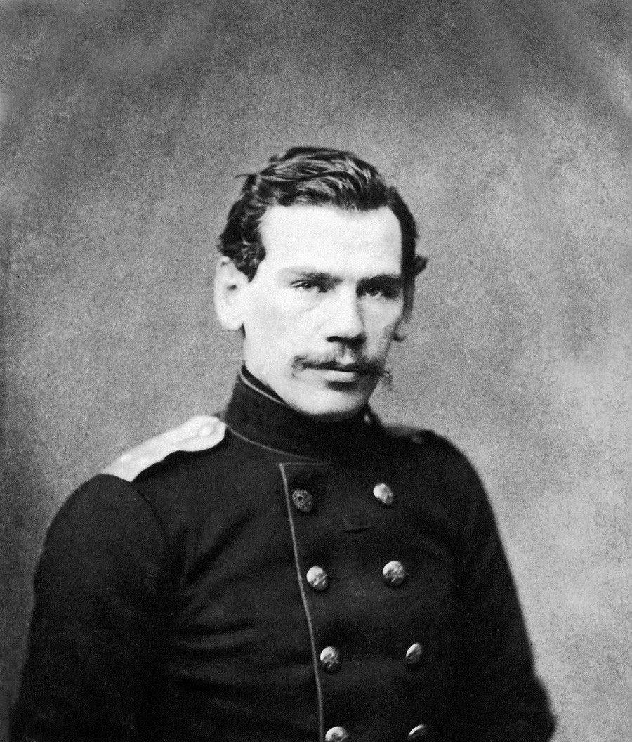 Mladi pisac Lav Nikolajevič Tolstoj. Reprodukcija fotografije iz 1856.
