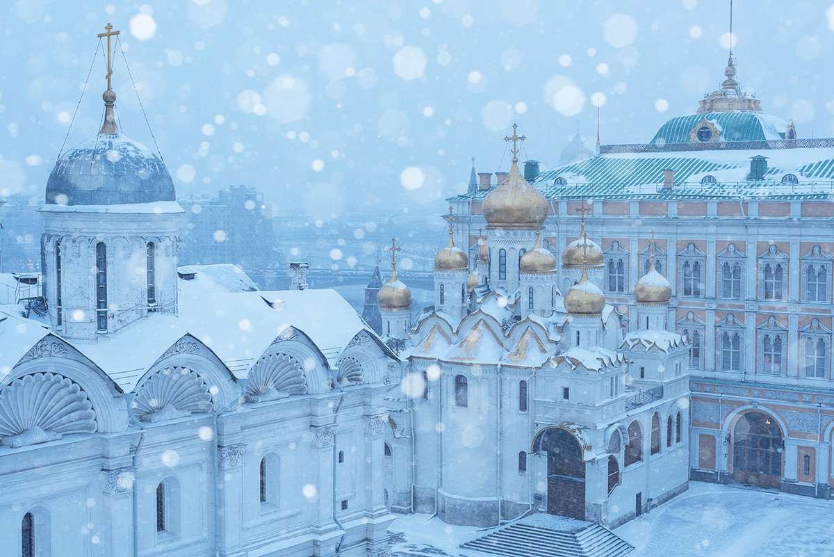 雪に覆われたモスクワのクレムリンの魅惑的な写真 ロシア ビヨンド