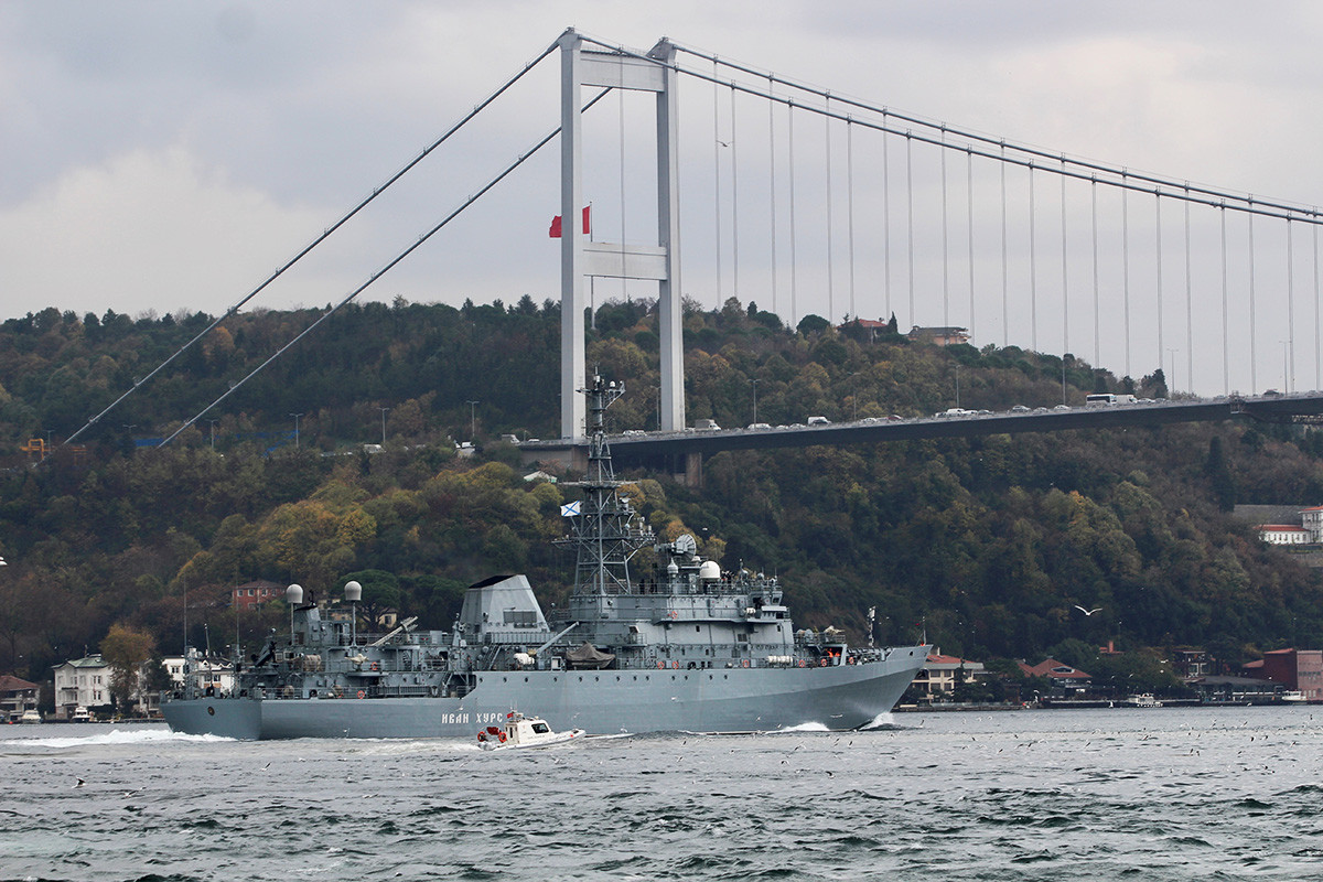 Осматрачки брод Ратне морнарице Русије „Иван Хурс“ упловљава у Босфор на путу за Средоземно море. Истамбул, Турска, 29. новембар 2019.