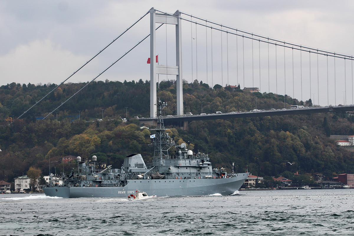 Набљудувачкиот брод на Воената морнарица на Русија „Иван Хурс“ впловува во Босфорот на пат за Средоземното море. Истанбул, Турција, 29 ноември 2019 година.