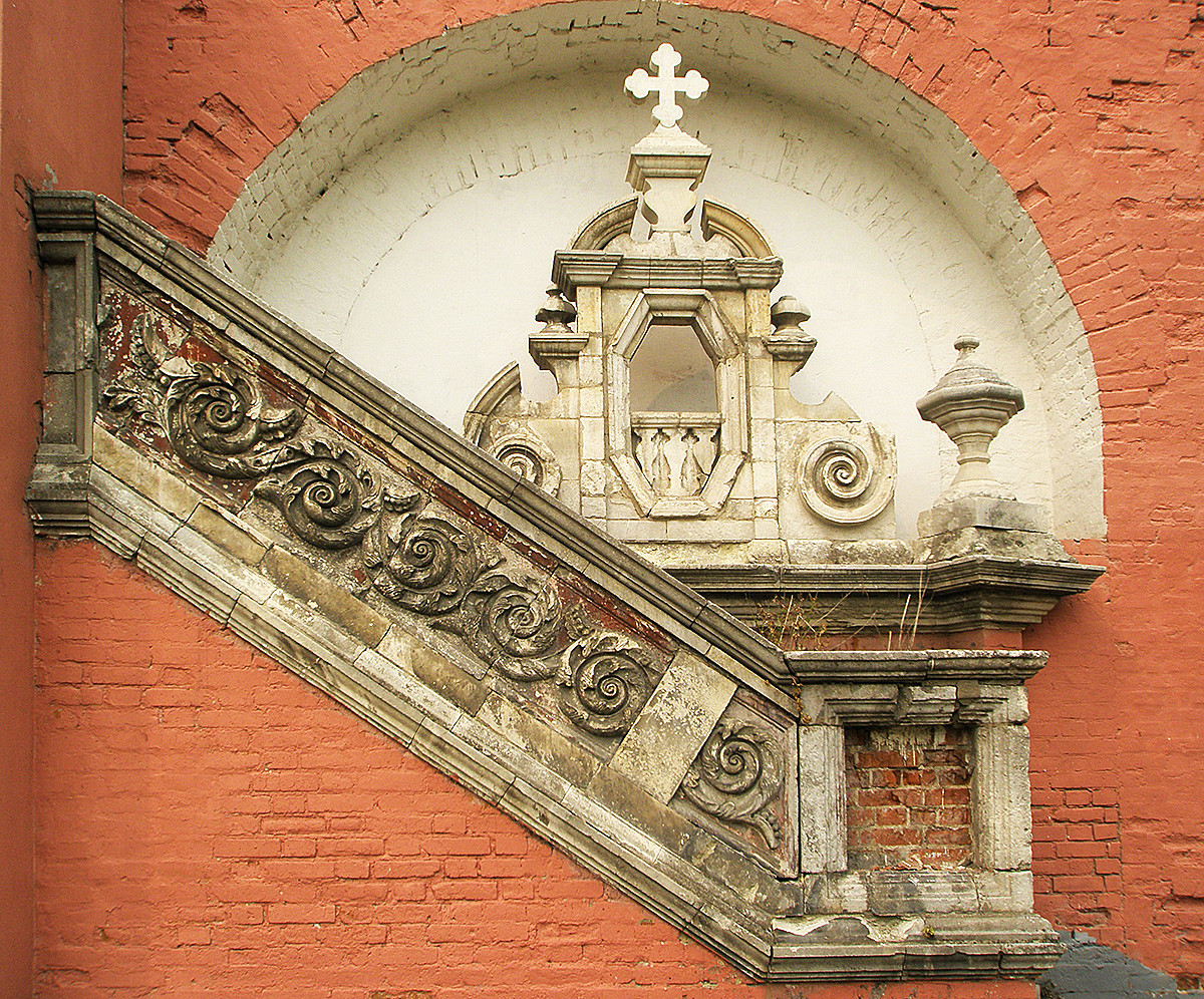 Детали декора церкви Успения, вмонтированные в стену Донского монастыря
