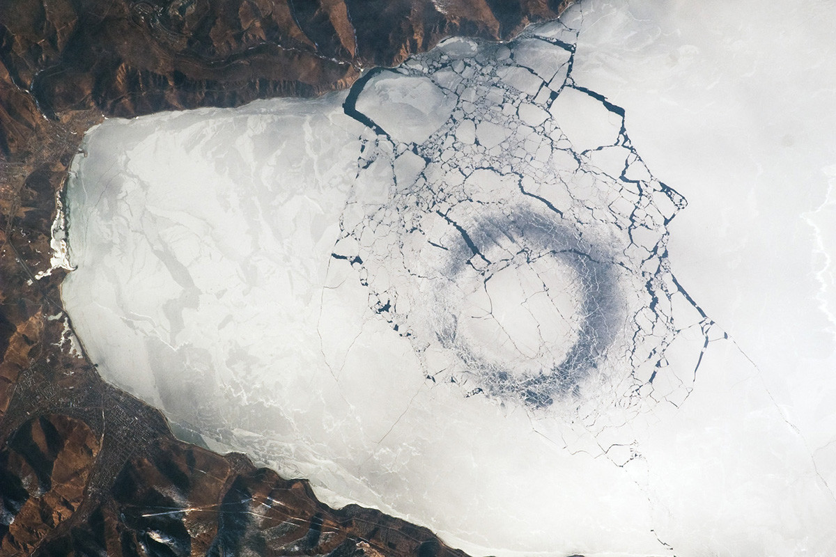Lingkaran di es tipis, Danau Baikal, Rusia.