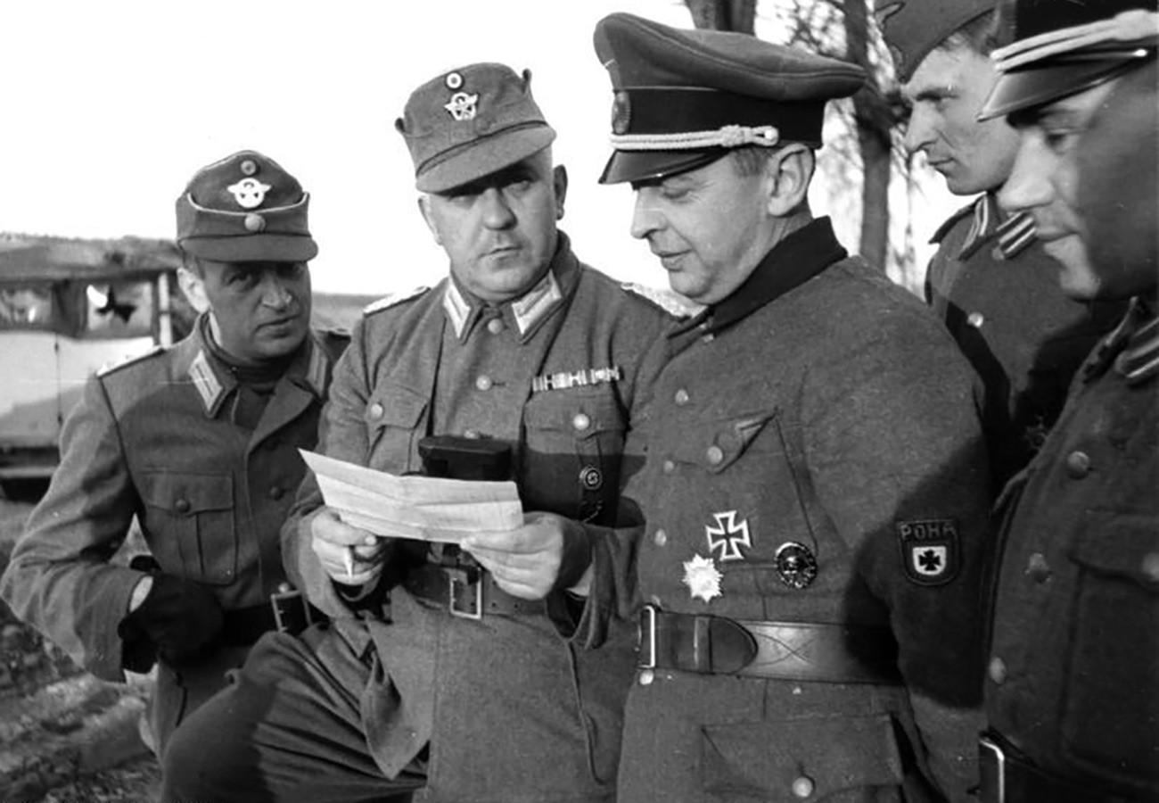 ブロニスラフ・カミンスキー（中央）、ドイツ将校（左側）、ロシア国民解放軍の将校（右側）
