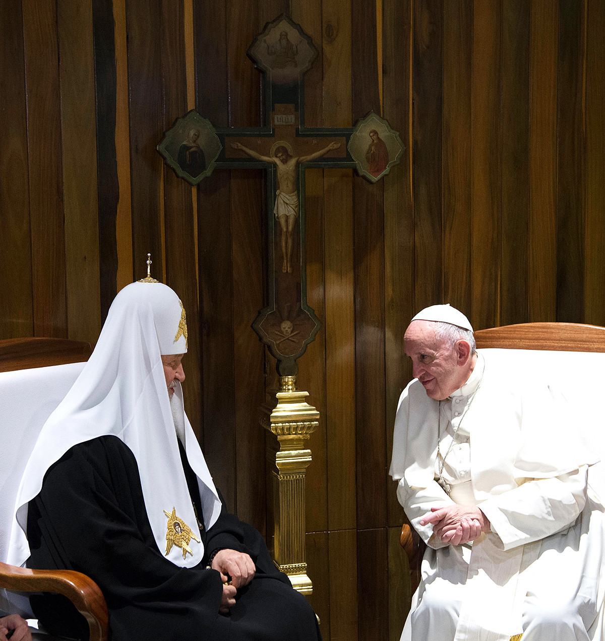 O Patriarca Kirill de Moscou e Toda a Rússia (esq.) e seu equivalente na Igreja Católica, o Papa Francisco (dir.) em uma reunião em Havana, em 2016.


