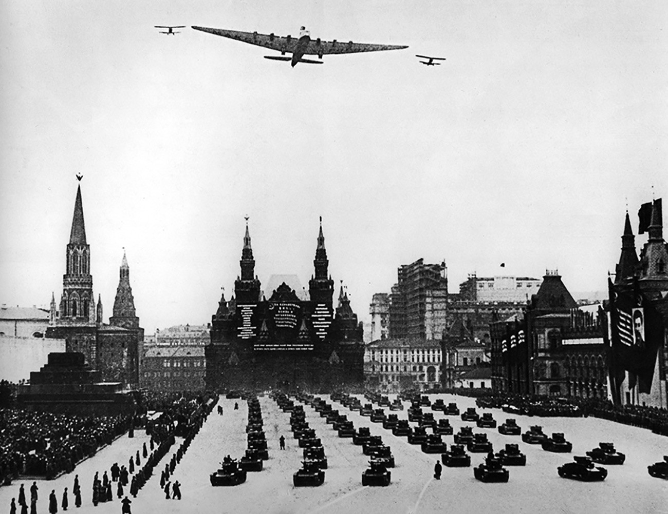 ANT-20 sobrevoa a Praça Vermelha em Moscou