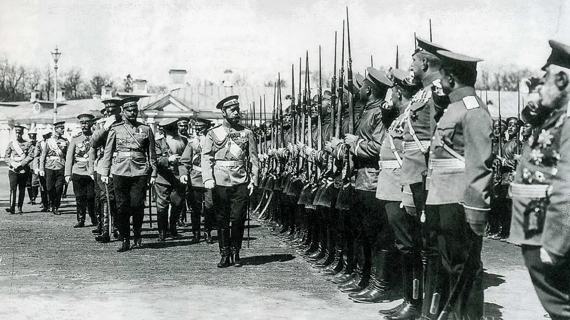 Николай II обходит строй солдат Измайловского полка.