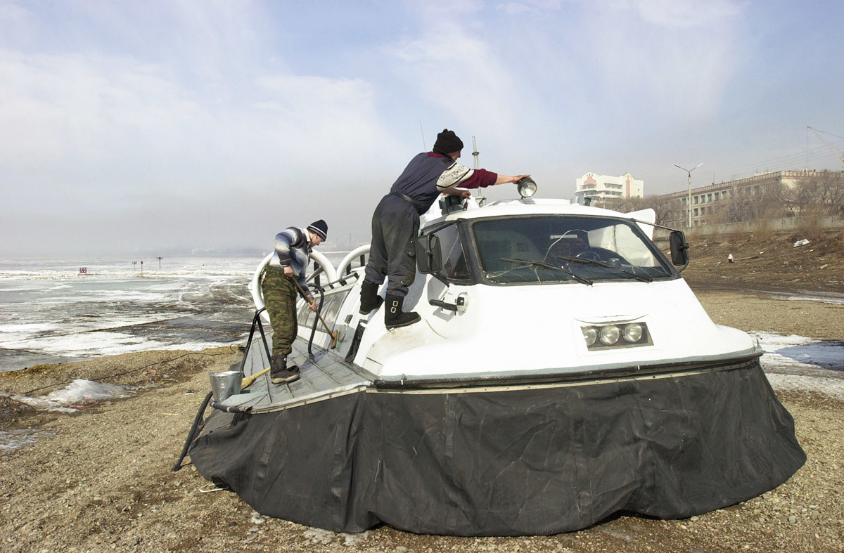 A hovercraft, Chita.