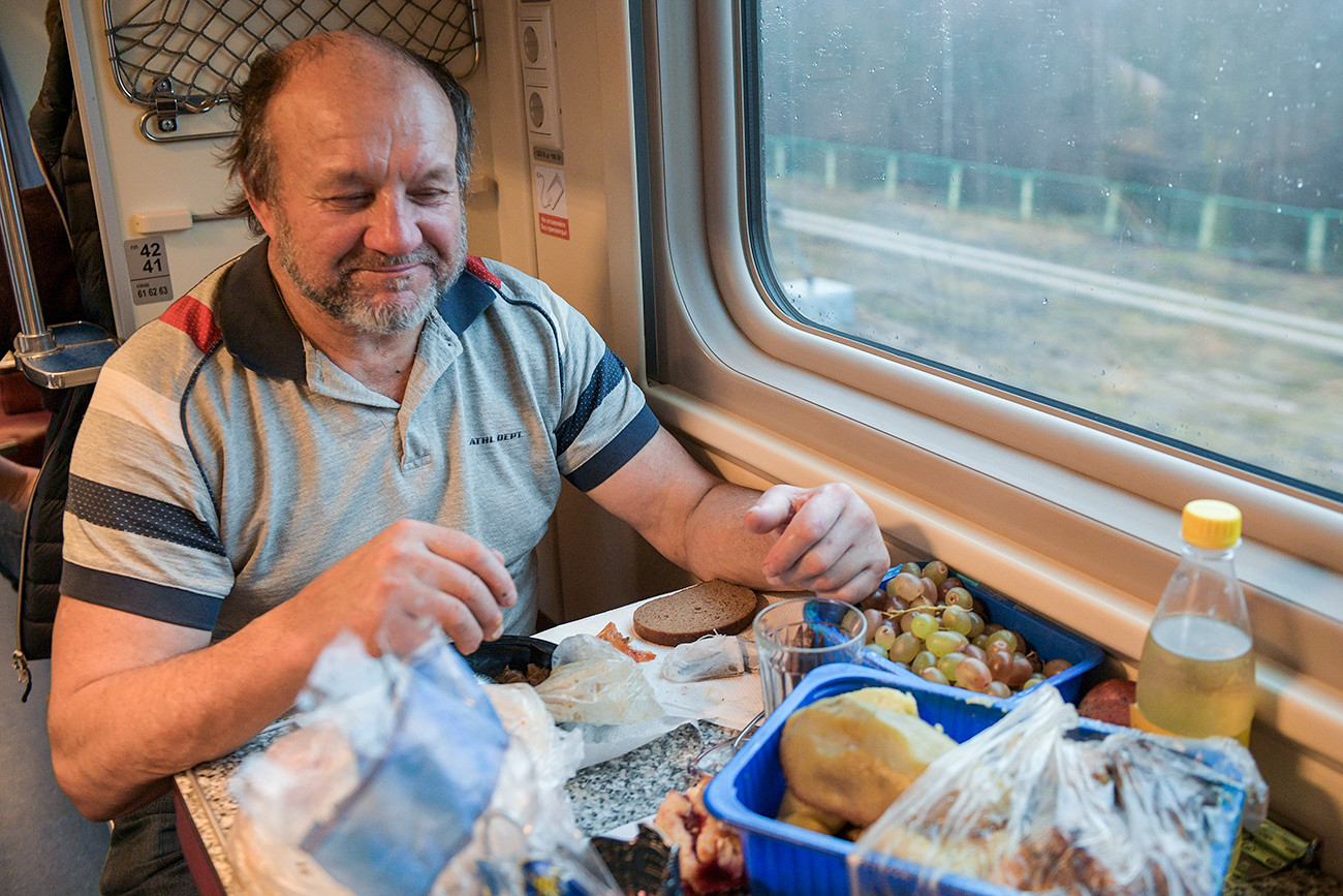 Поезд таврия вагон ресторан. Питание в поезде. Путешествие на поезде. Еда в вагоне ресторане. Еда в поезд.