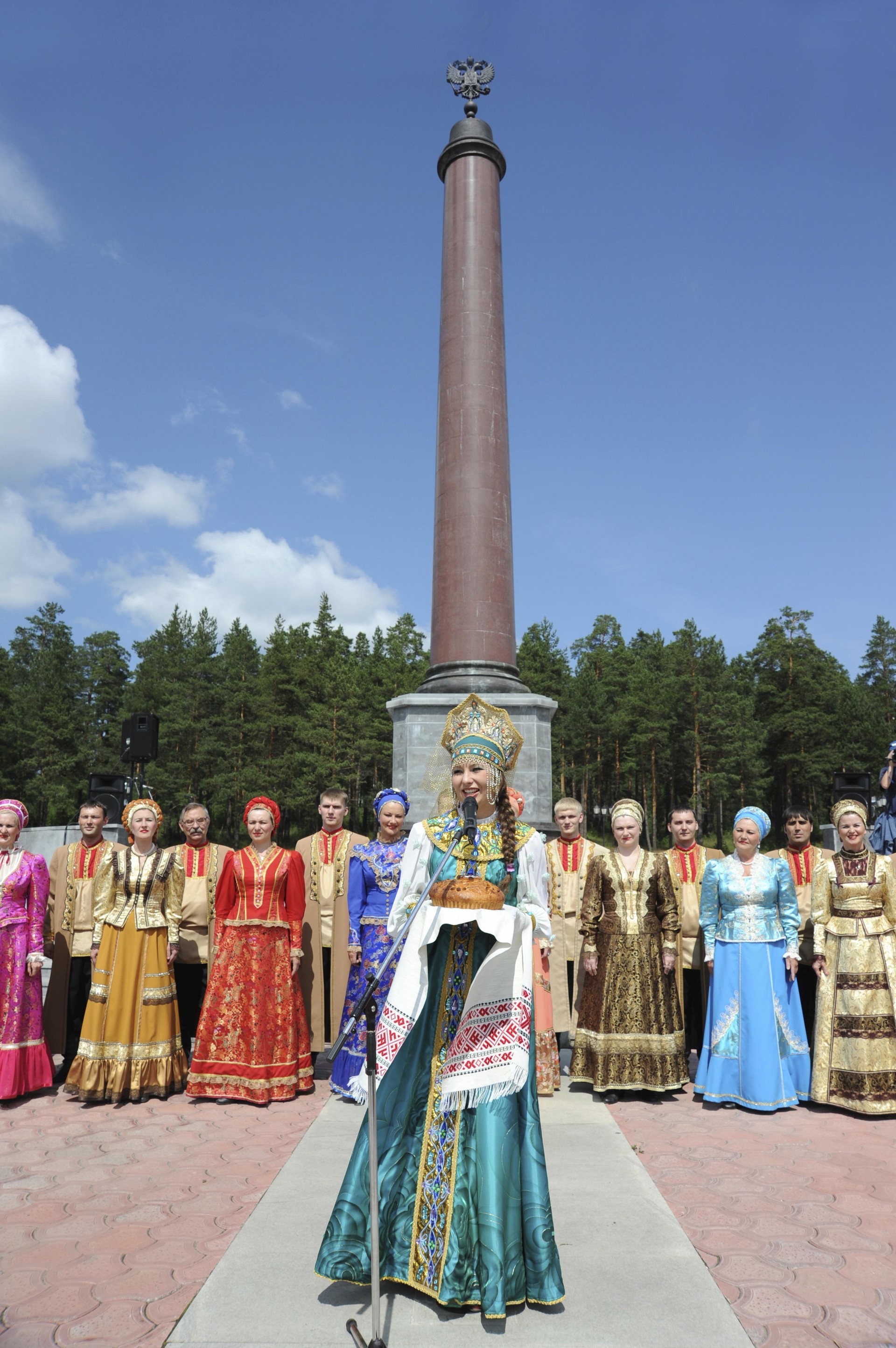 Pertunjukan seni di depan tugu yang menandai perbatasan Eropa dan Asia, di Ekaterinburg, Rusia.