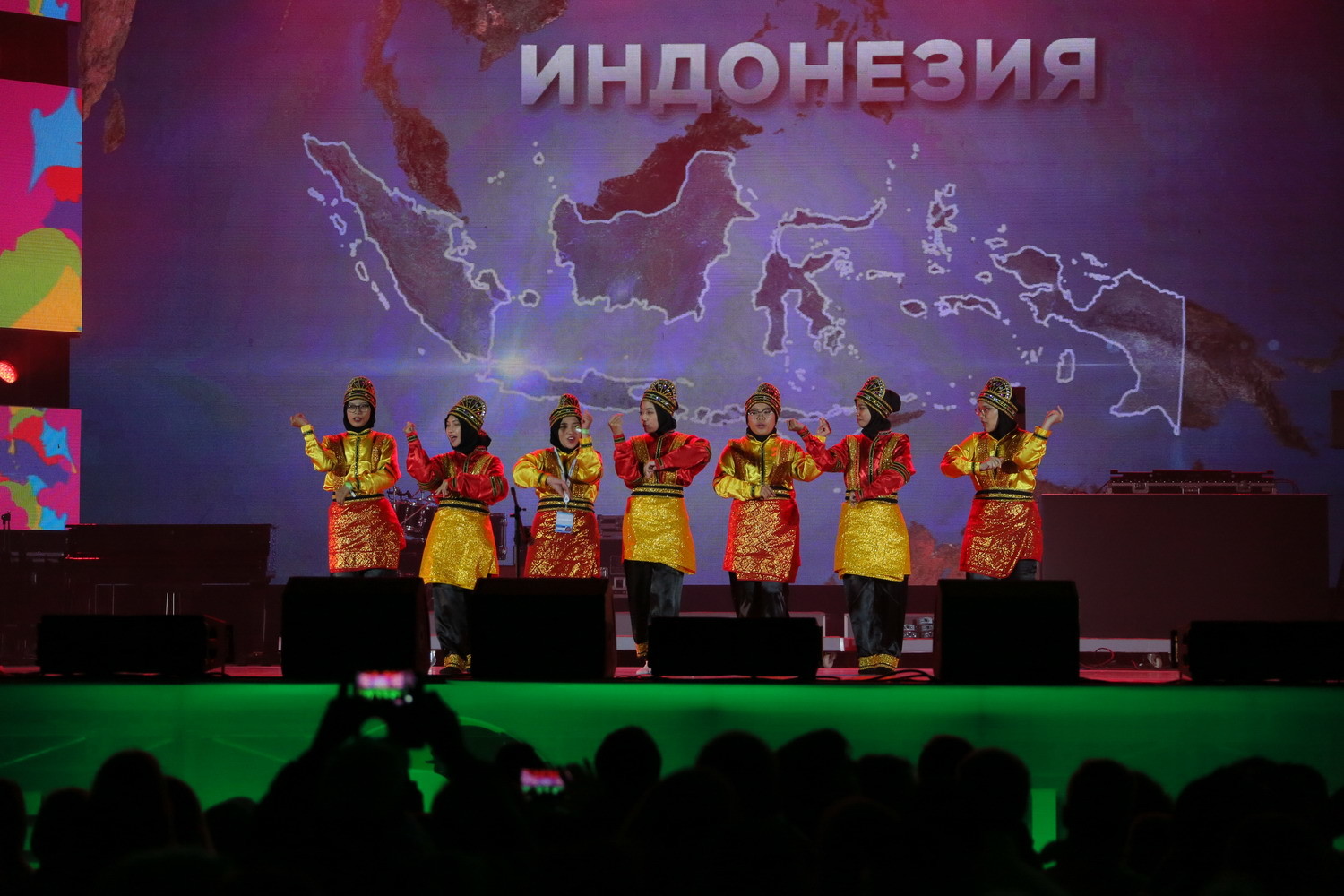 Pemuda Indonesia menampilkan Tari Saman pada Malam Budaya selama Festival Pemuda dan Pelajar Sedunia (WFYS) XIX di Sochi, Rusia, 14 – 22 Oktober 2017.