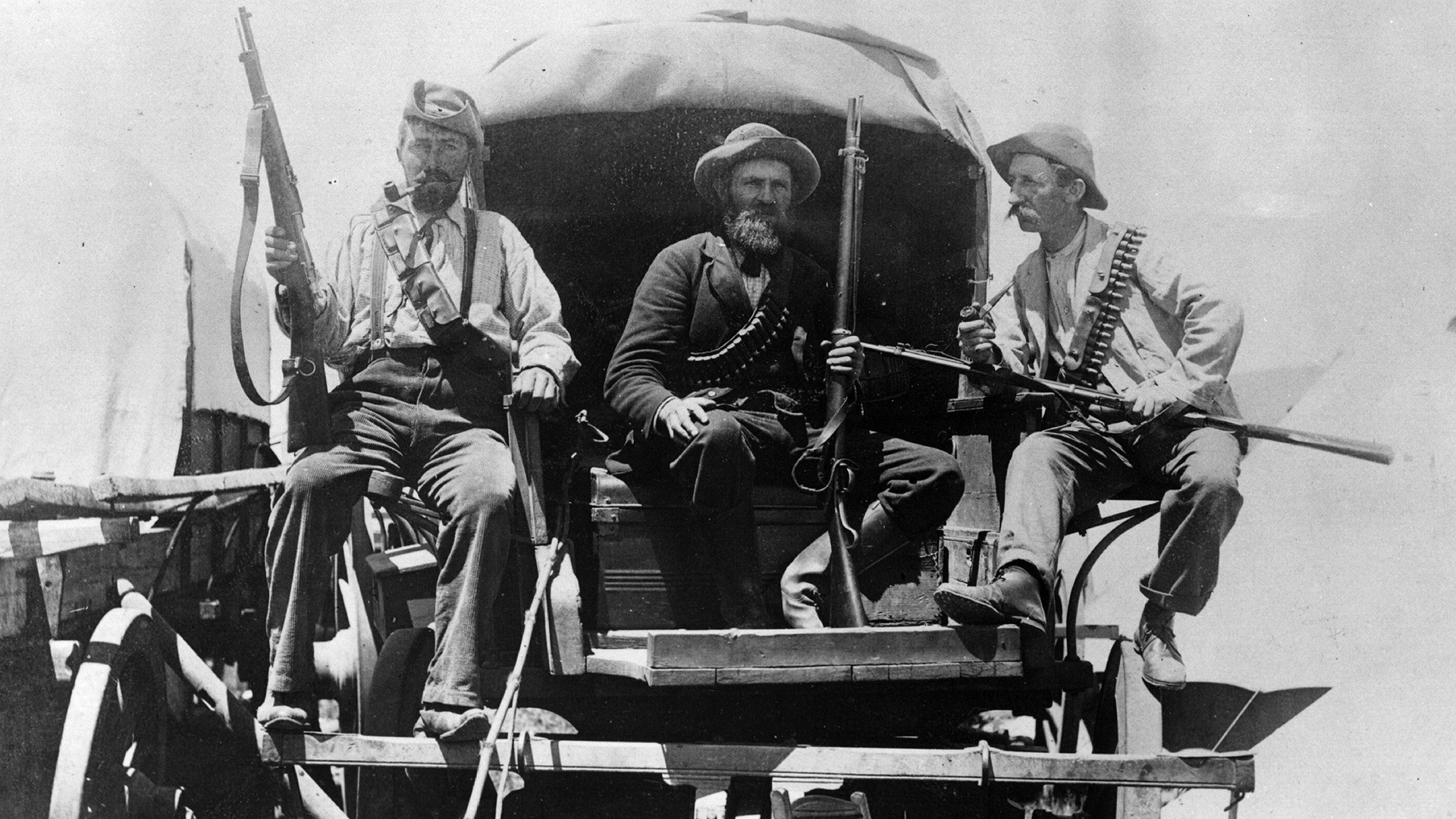 Afrikaneri s puškama u vagonu za vrijeme Drugog burskog rata.