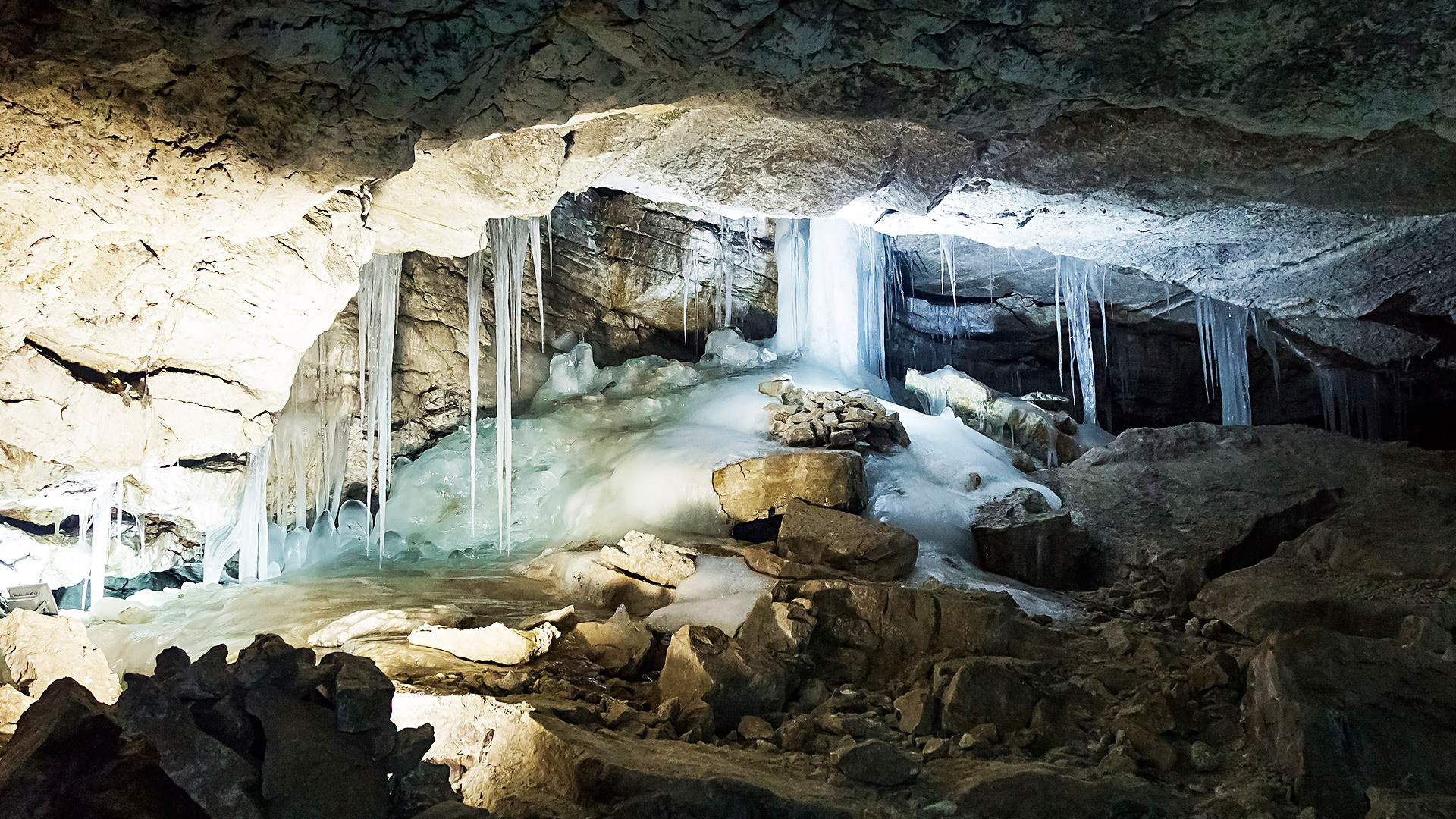 Grotte glacée de Koungour