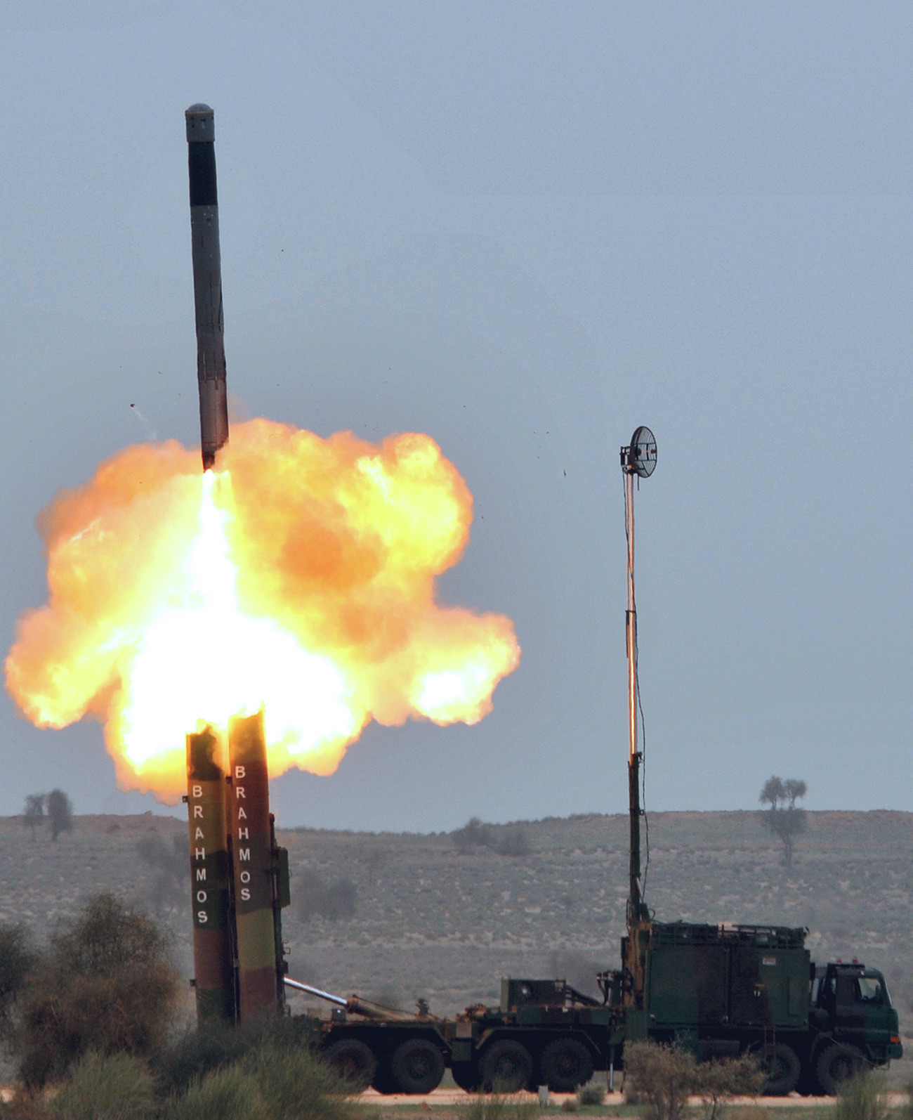 Тази снимка е публикувана от Идийското медийно информационно бюро на 4 март 2012 година. Индийската армия демонстрира изстрелване на ракета 