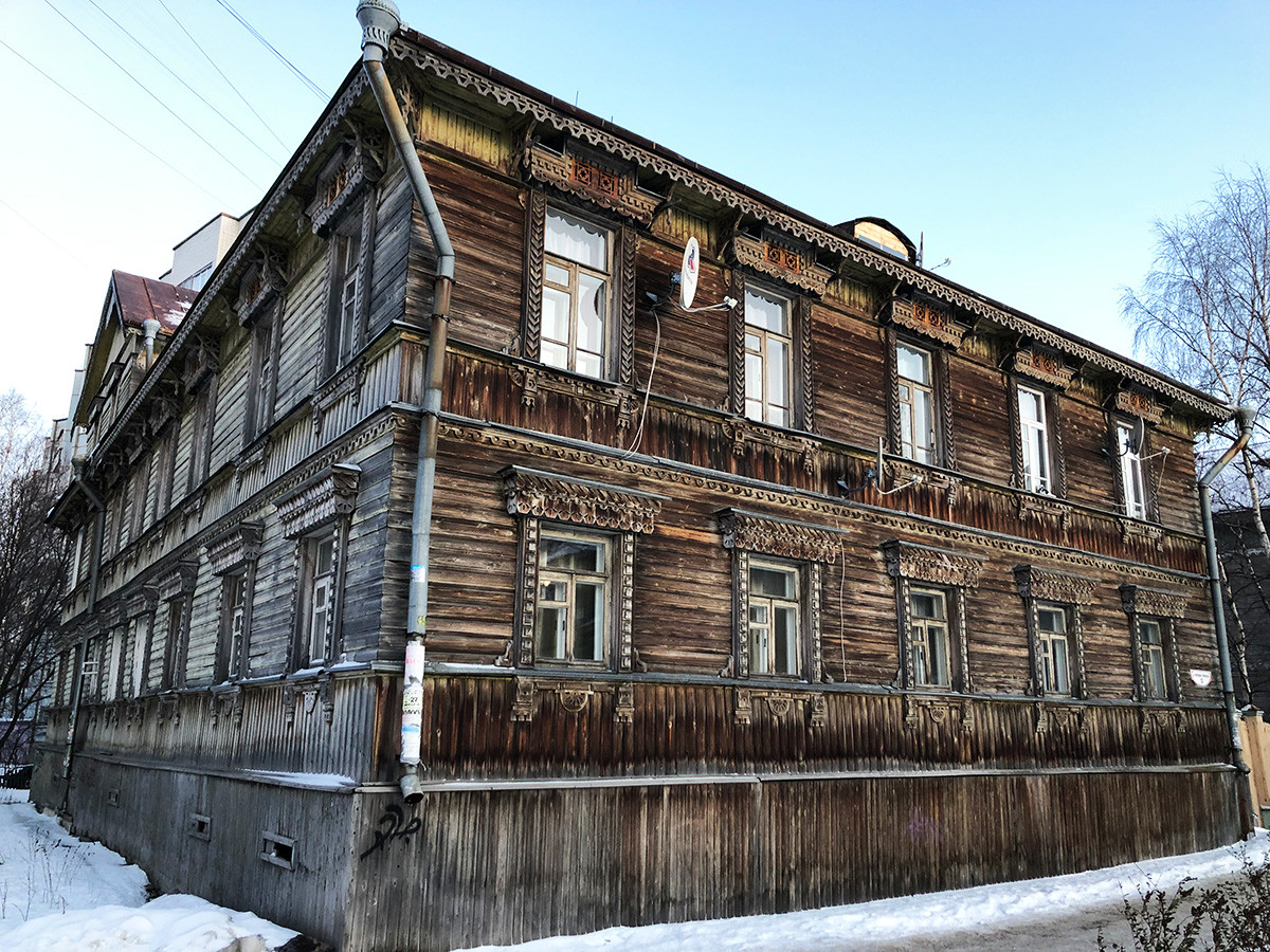 Ein Gebäude aus dem frühen 20. Jahrhundert in der Tschumbarowa-Lutschinskogo-Straße in Archangelsk