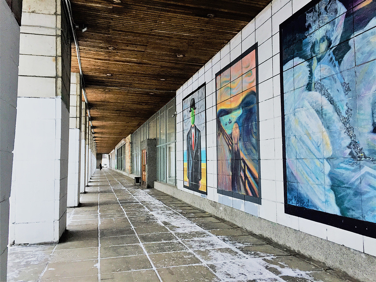 Kunstmuseum Archangelsk: Graffiti nach Werken von Dmitri Wrubel, Edward Munch und Rene Magritte. 