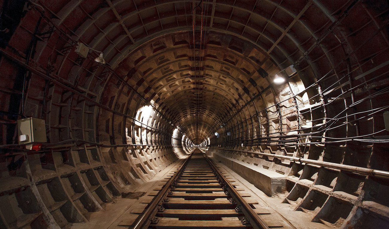 Seperti inilah terowongan ukuran sempit Metro-2  terlihat (gambar menunjukkan terowongan trem bawah tanah Volgograd)