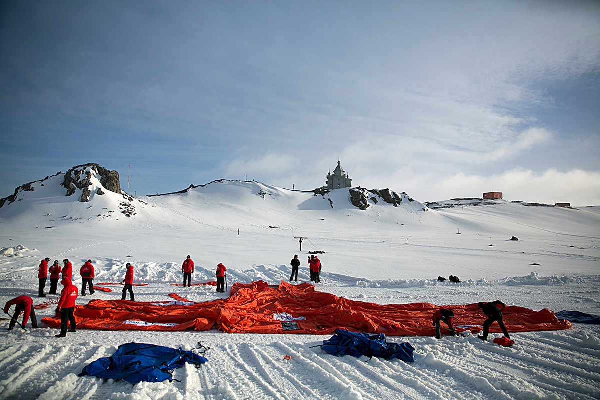 Руската станция на о. Кинг Джордж на Южните Шетландски острови, мястото на първата среща на върха на предприемачите в Антарктида, събитие, организирано от Руския клуб на лидерите за насърчаване на бизнес инициативите, на което присъстват около 100 руски бизнесмени. 2 декември 2016 г.