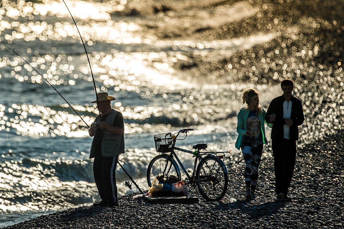 Риболовац на Олимпијском кеју у Адлеру.