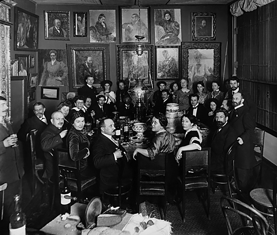 The festive dinner at the Penaty estate, St. Petersburg. 1904-1909.