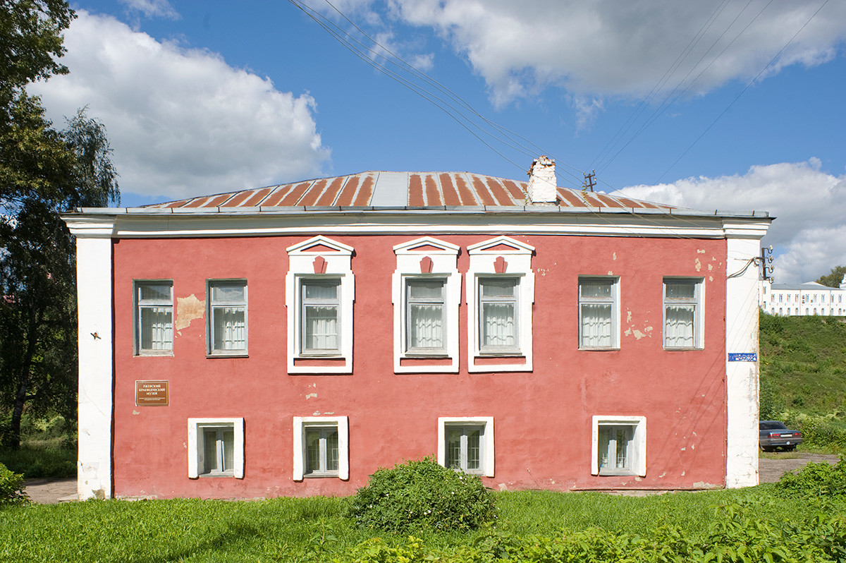 House built in 18th century on Prince Dmitry Side for Nemilov merchant family (now Rzhev Museum). August 13, 2016.
