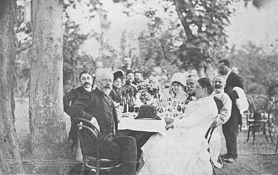グルジア、ティフリスで、音楽家たちに囲まれる作曲家のチャイコフスキー。1889年6月~12月にかけて。