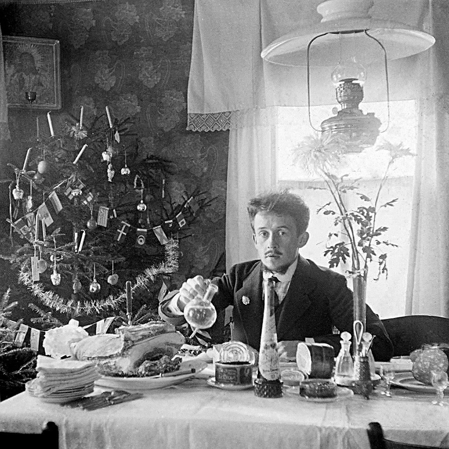 Autoportrait d’un photographe amateur près d’un sapin de Noël, à Iaroslavl, 1910-1913