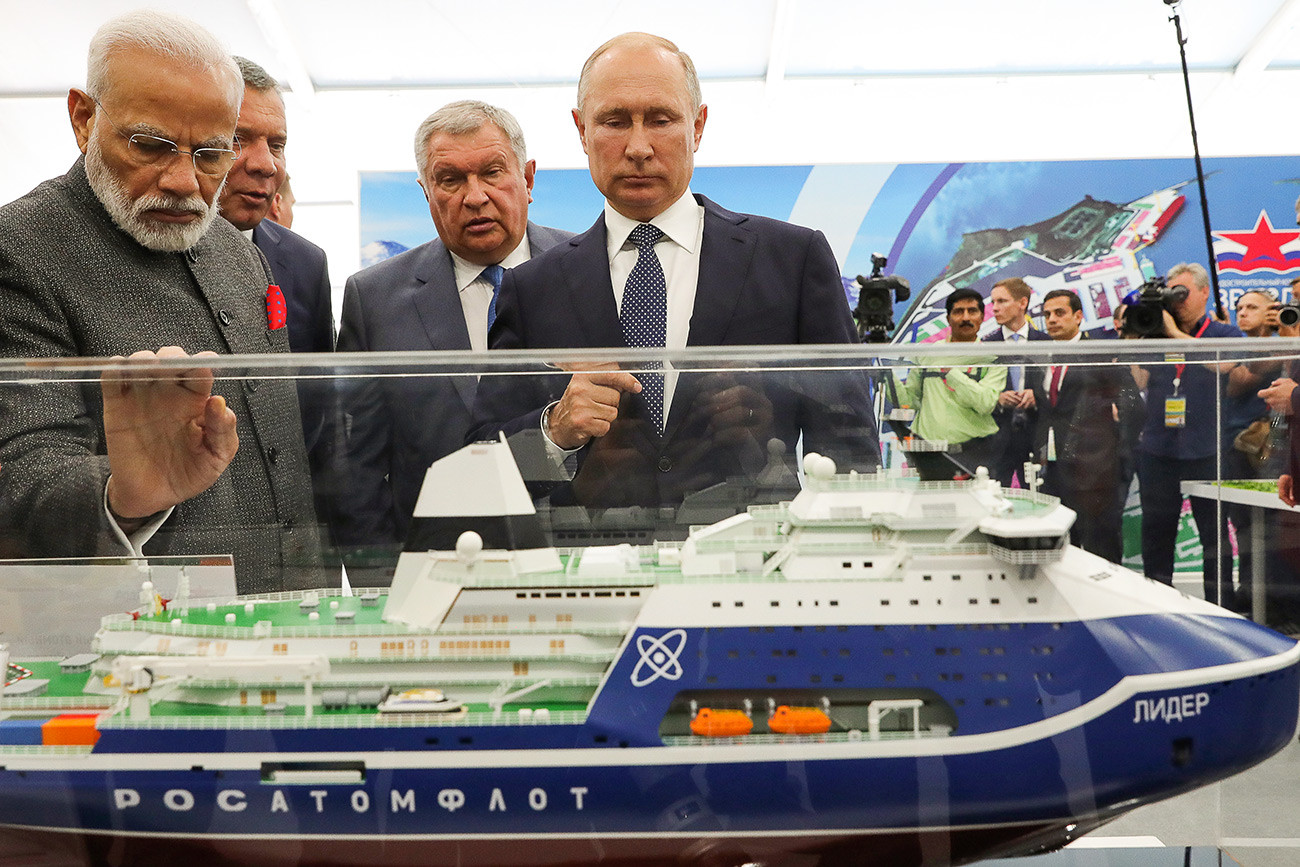 東方経済フォーラムで（左から右へ）ナレンドラ・モディ、ユリー・ボリソフ副首相、ロスネフチ会長イーゴリ・セーチン、露大統領ウラジーミル・プーチンが「リーダー」の模型を観察
