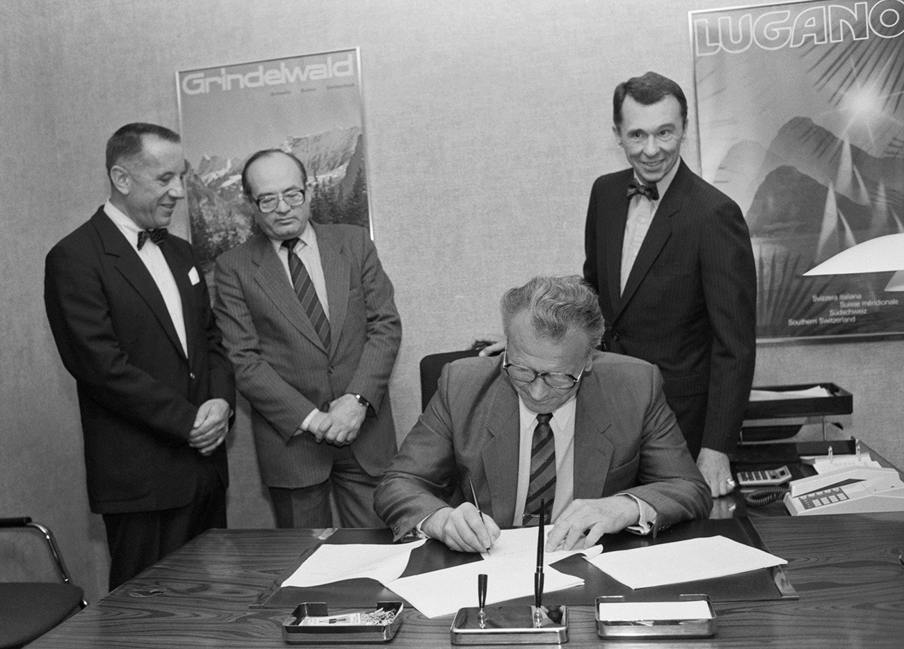 Signature d'un accord entre Vnechekonombank d’URSS et American Express. 

