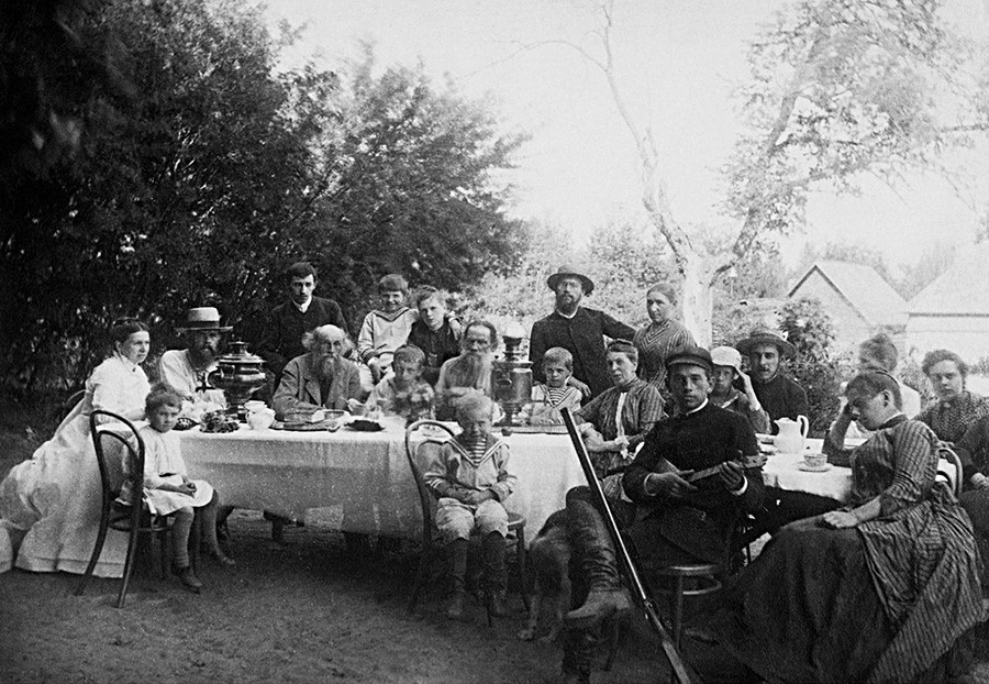 Писателят Лев Толстой със семейството и приятелите си в Тулската област, Ясна поляна. 1888 г.  
