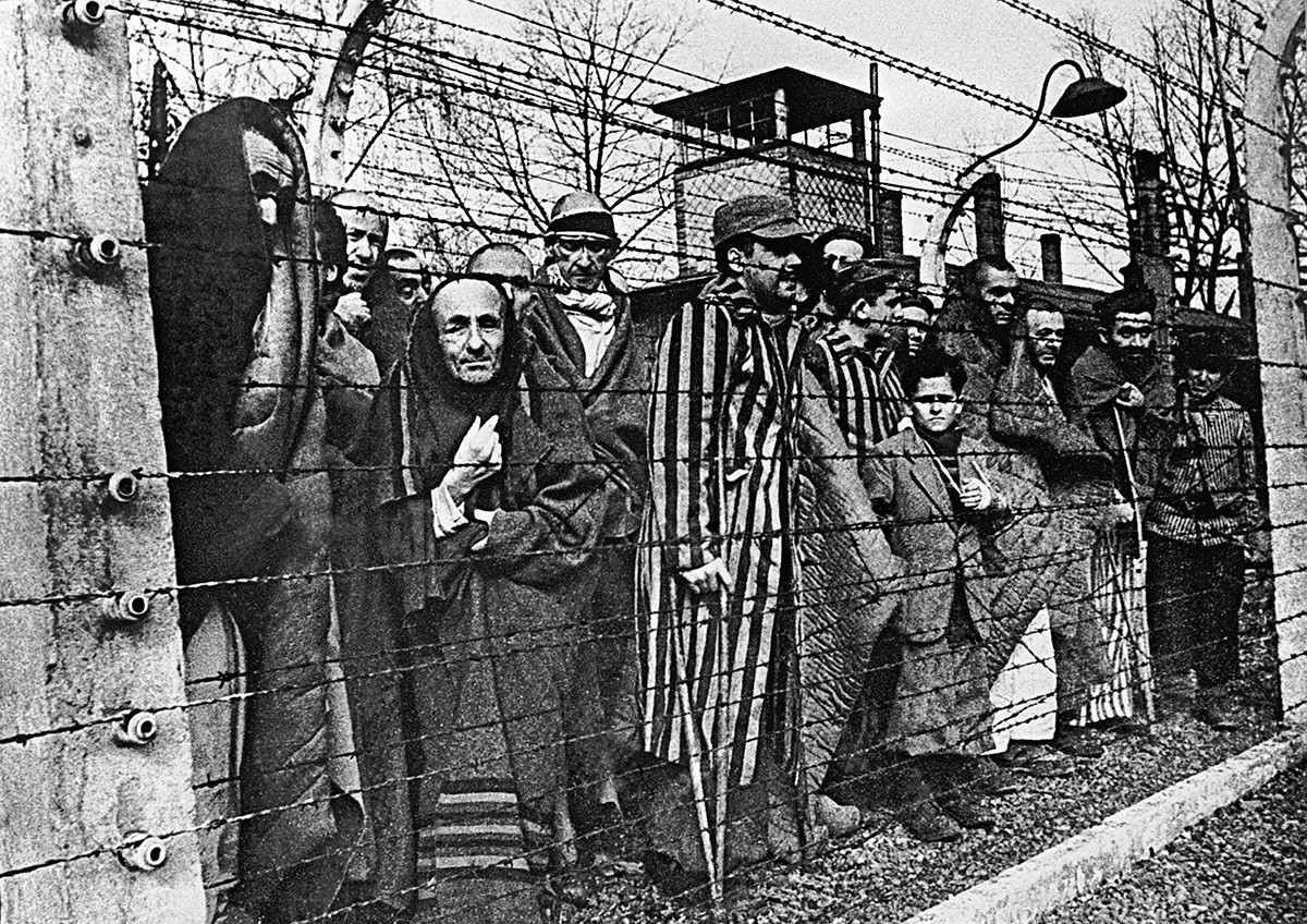 Prisioneiros de Auschwitz antes de serem libertados pelo Exército Soviético, 1945