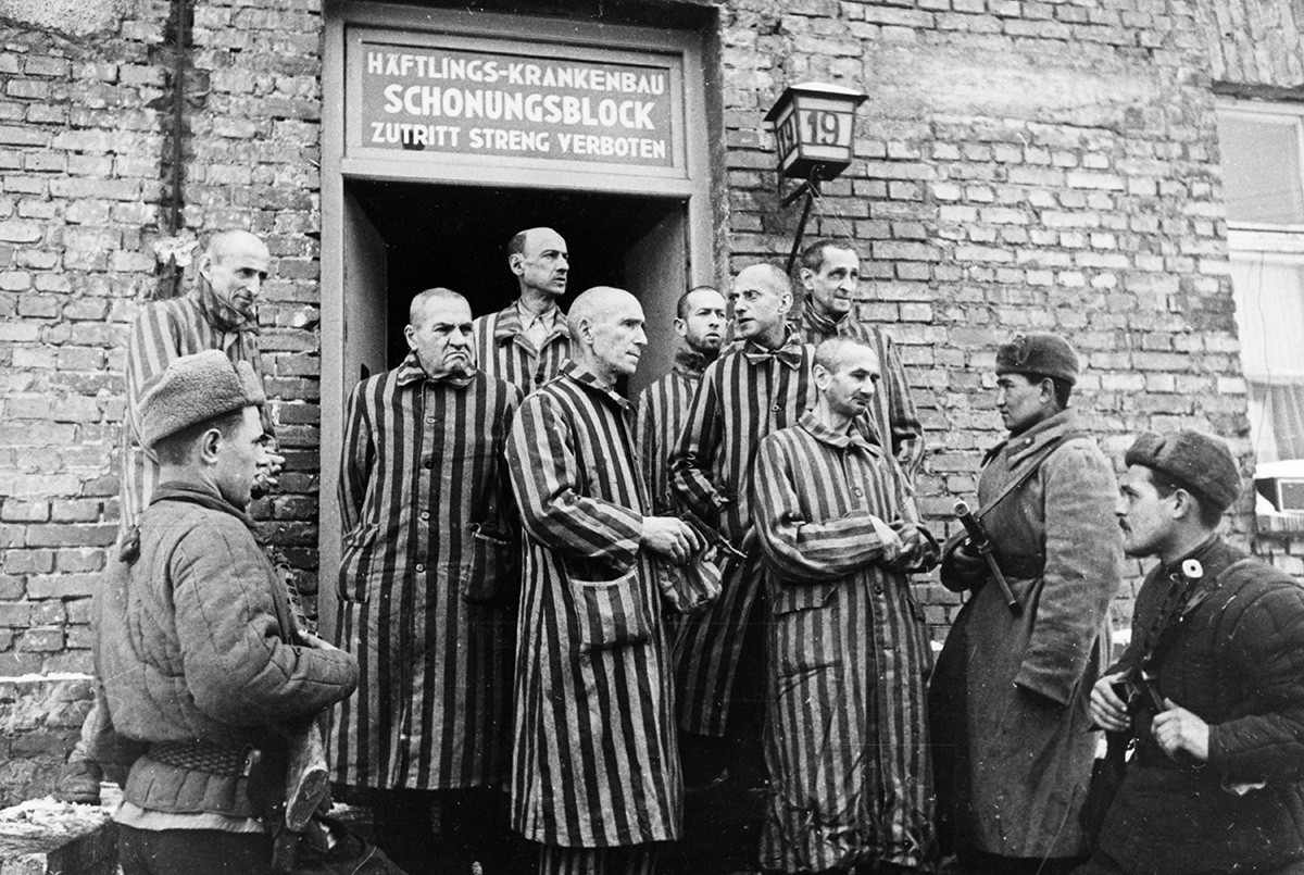 Soldados soviéticos do Exército vermelho com prisioneiros libertados do campo de concentração de Auschwitz, na Polônia, 1945