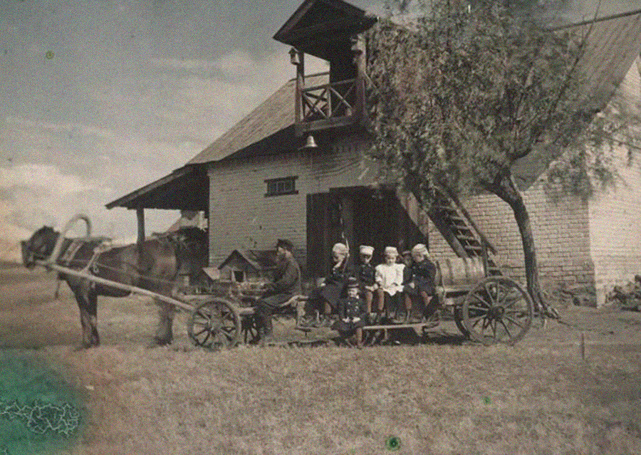 Деца породице Козаков. Никољско имање у Симбирској области (данас Уљановск), 1910.