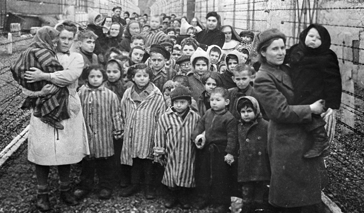 Dokter-dokter Soviet dan perwakilan Palang Merah di antara tahanan Kamp Auschwitz tak lama setelah kamp tersebut dibebaskan.