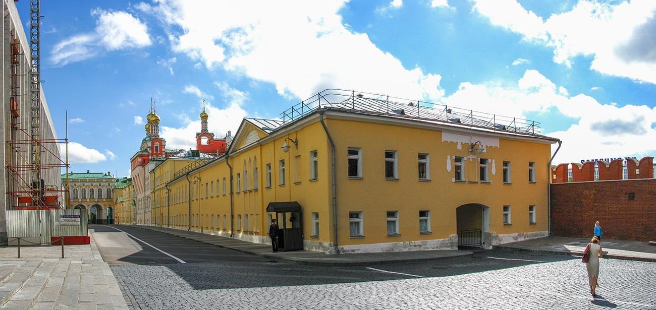 Gedung administrasi Kremlin di bagian selatan Menara Troitskaya.