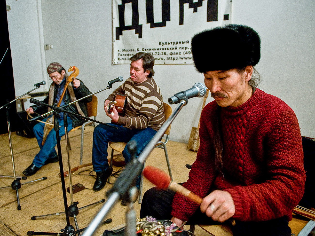Člani tuvinske skupine Huun-Huur-Tu, od leve proti desni, Kaigal-ol Hovalig, Sajan Bapak in Aleksej Sariglar med vajo pred koncertom v klubu 