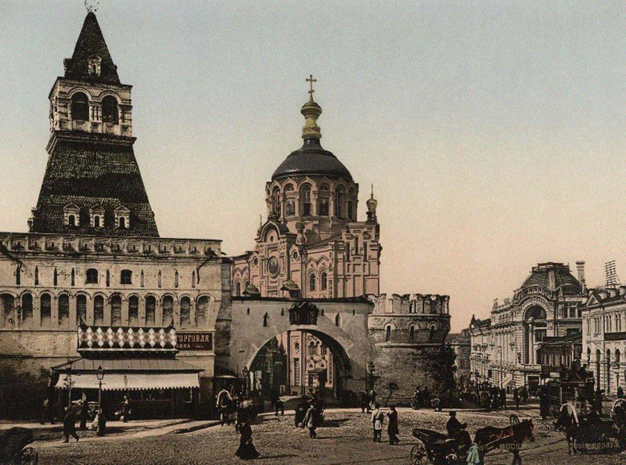 Vladimirska vrata Kitaj-grada (16. st.) i kapela svetog Pantelejmona (19. st.) između Nikoljske ulice i Lubjanskog trga. Oba objekta su srušena 1934. godine. Fotografija je napravljena krajem 1900-ih.

