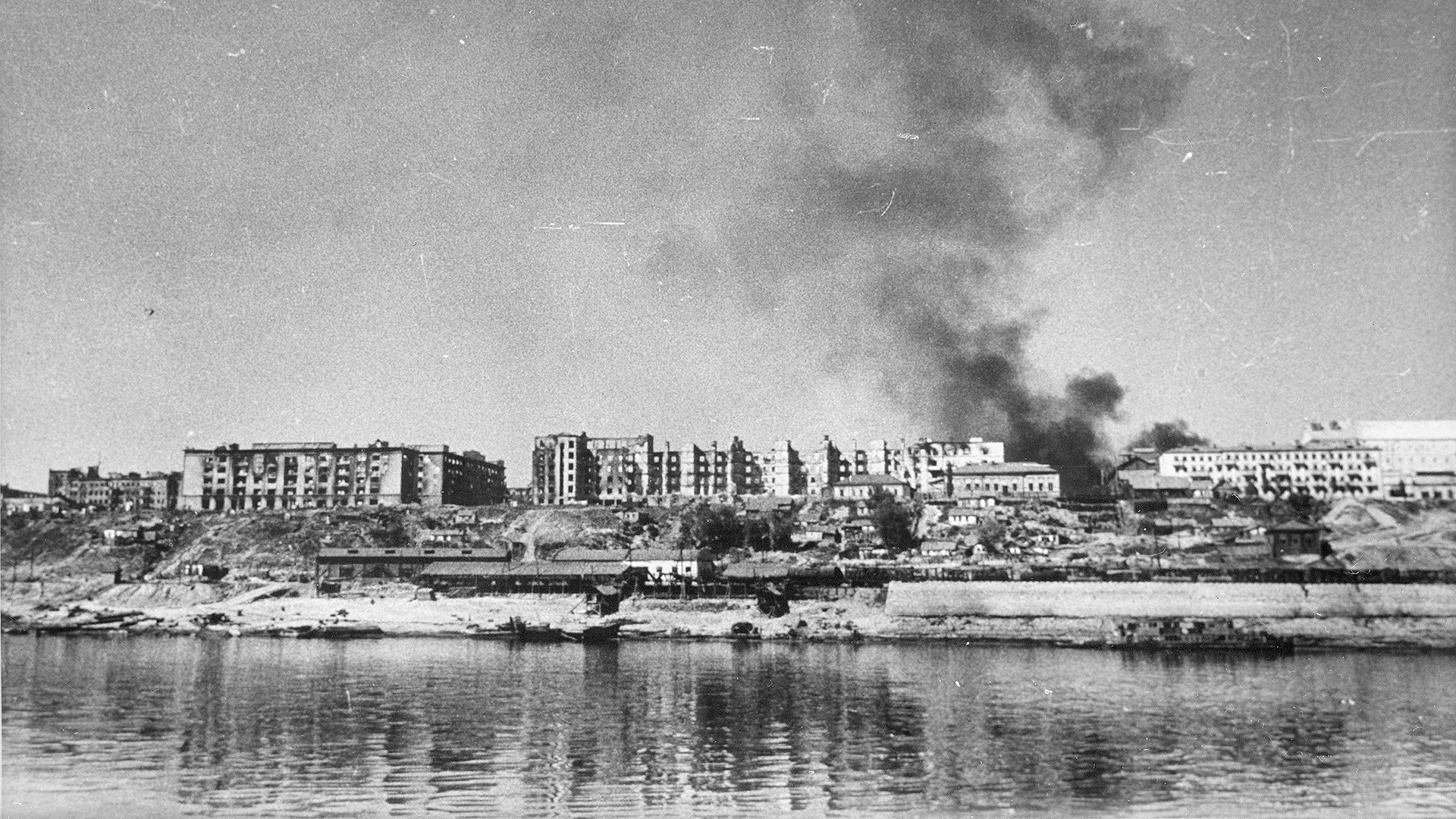 Поглед на Волгу и на срушени Стаљинград (данашњи Волгоград). Фотографија настала 1942. године. 
