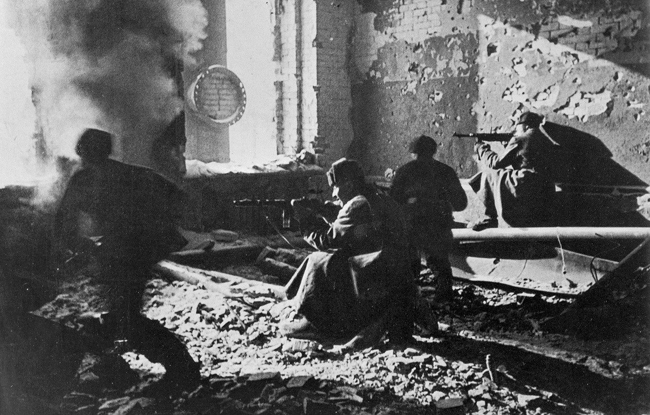 Стаљинград. Децембар 1942. године. Борбе у околини фабрике „Црвени Октобар”. 