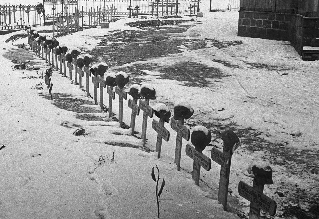 Стаљинградска област. Новембар 1942. године. Гробље у селу Бузиновка, где су сахрањени немачки војници и официри, погинули у Стаљинградској бици.