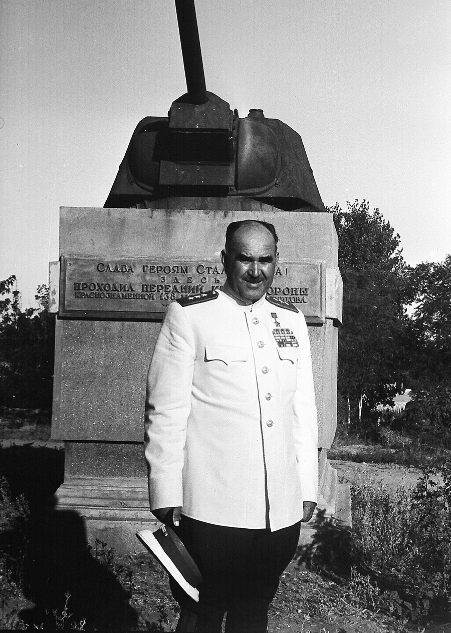 El Héroe de la Unión Soviética Iván Liudnikov, junto al letrero conmemorativo en la isla Liudnikov