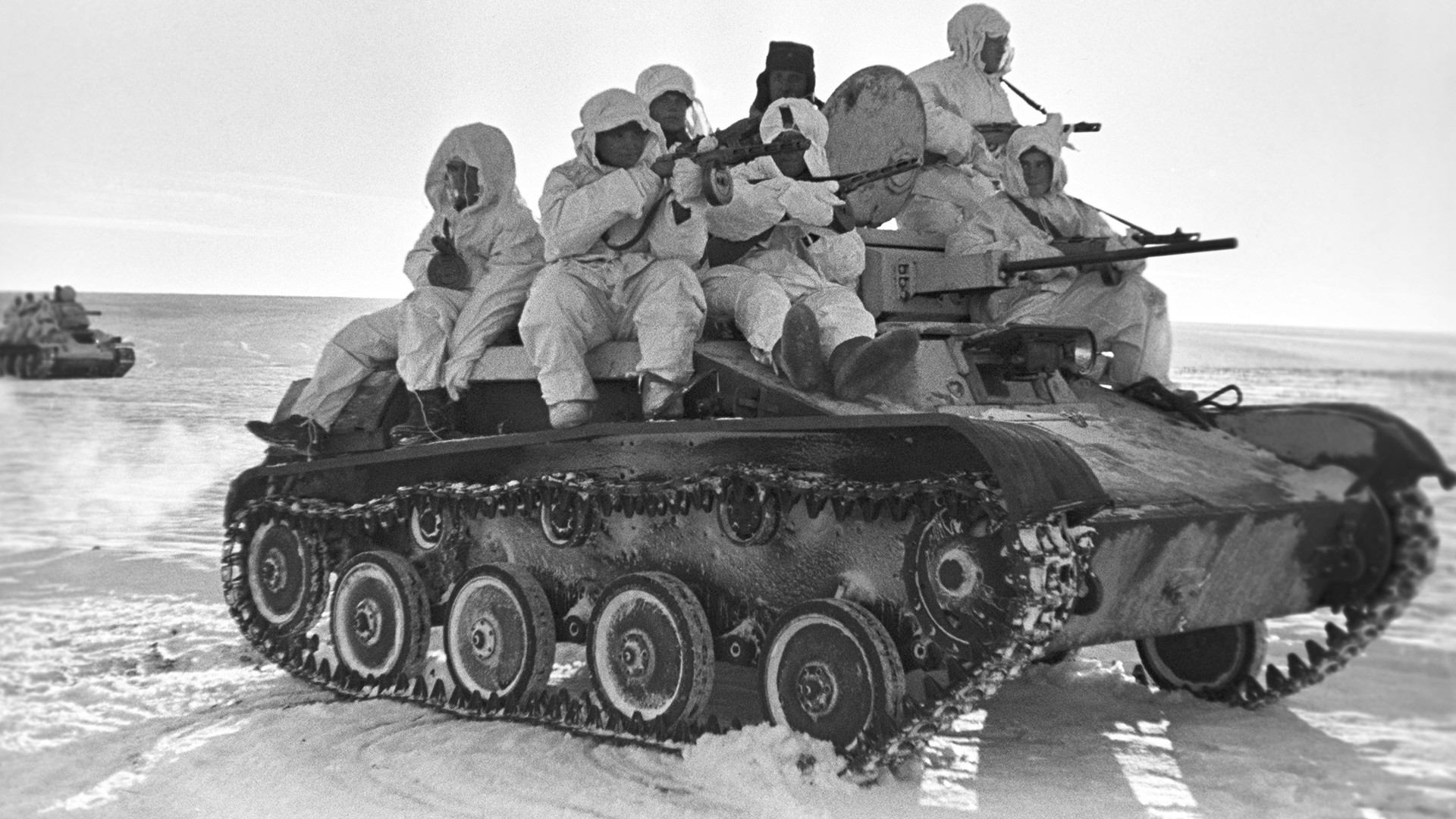 Падобранци Црвене Армије на лаком тенку Т-60 у офанзиви на Брјанском фронту током Великог отаџбинског рата.