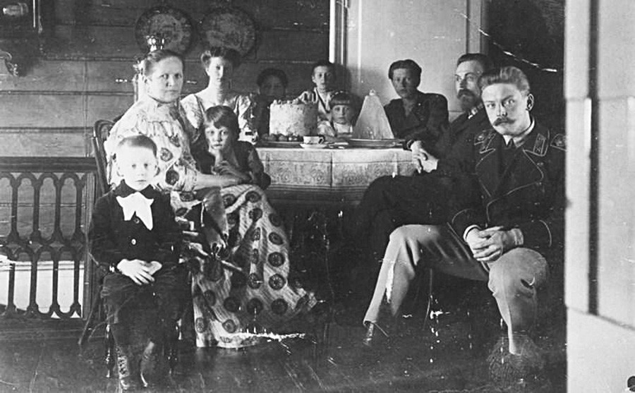 Eine Familie am Ostertisch, Region Wladimir, Murom, 1900-er.