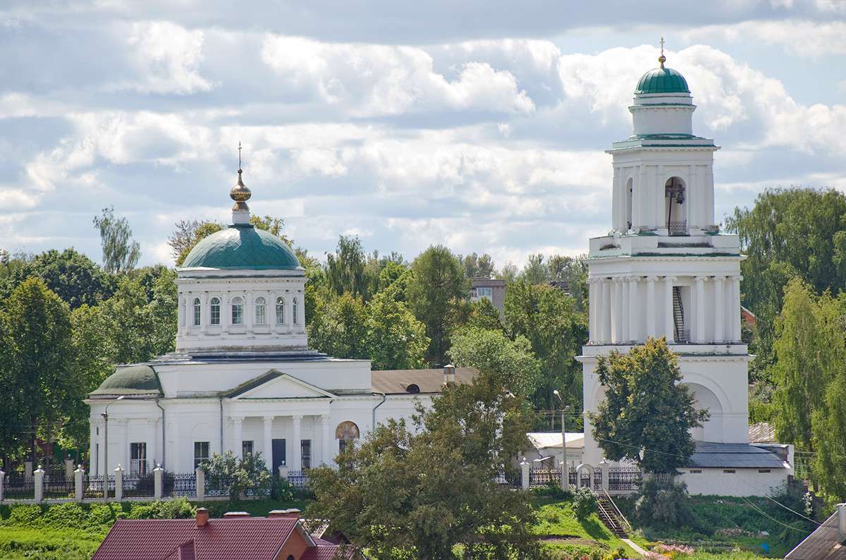 Ržev. Okovecka Katedrala. Severna fasada, ki jo je moč videti čez reko Volgo. 13. avgust 2016.