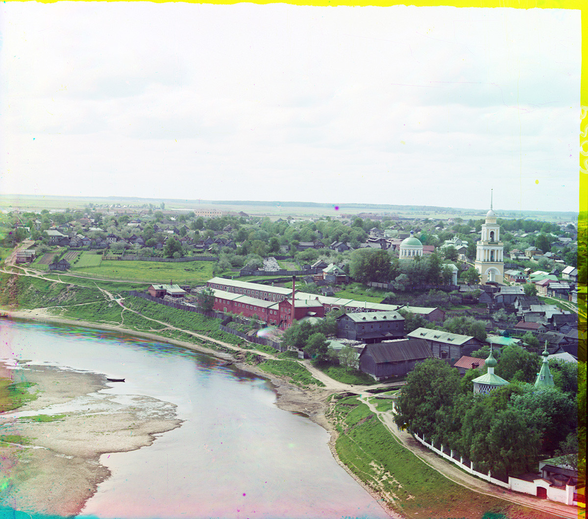Ržev. Pogled na del kneza Dmitrija čez reko Volgo. Desno: Okovecka Katedrala. Poletje 1910.