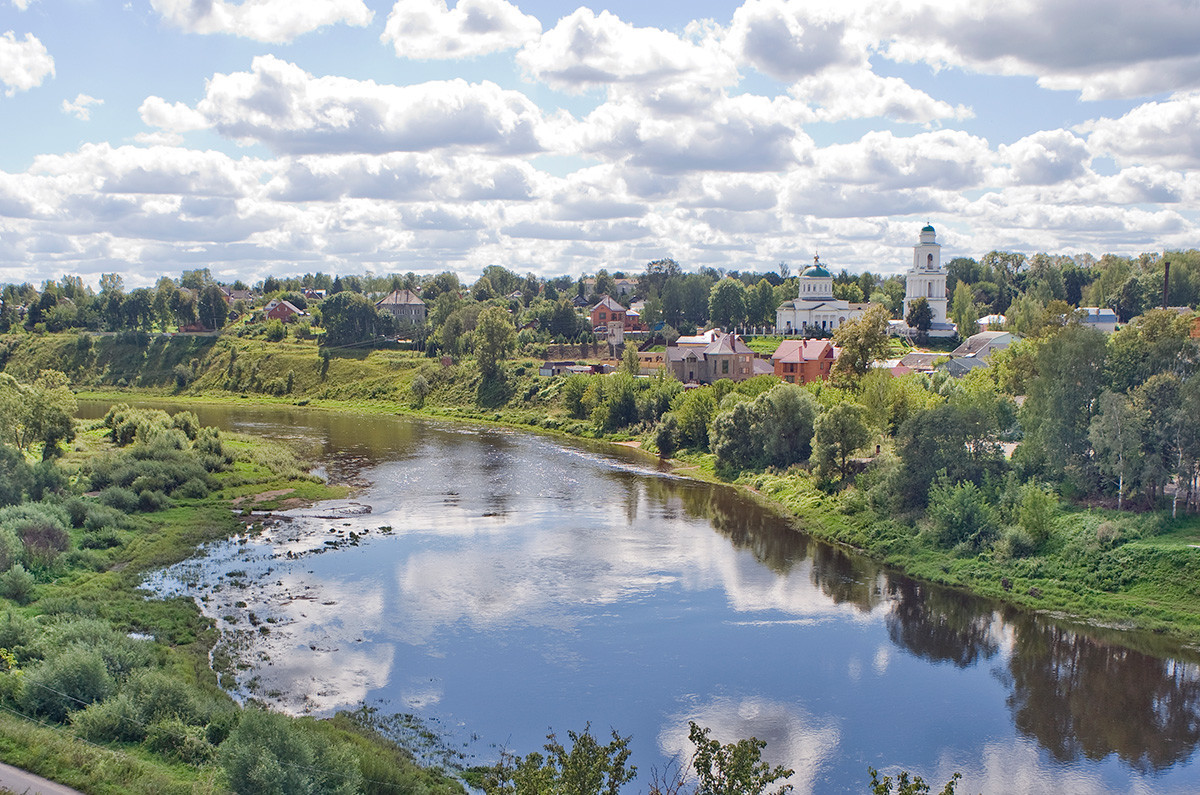 Ržev. Pogled proti jugovzhodu čez reko Volgo. Desno: Okovecka katedrala. 13. avgust 2016.